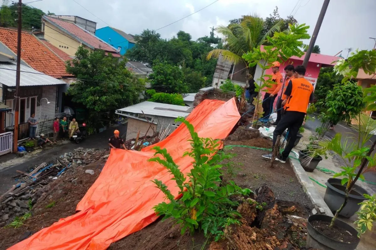 Bencana Tanah Longsor di Ngaliyan Semarang- Poskamling Diterjang, Penanganan Darurat Dilakukan