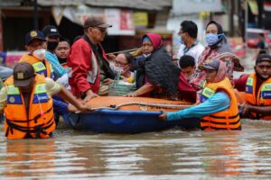 Banjir Demak: Tim Evakuasi Hadapi Arus Deras dan Perahu Terguling