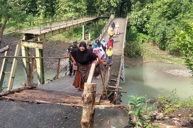 Banjir Hancurkan Jembatan Darurat, Warga Desa Plumutan Terpaksa Gunakan Jembatan Utama yang Retak