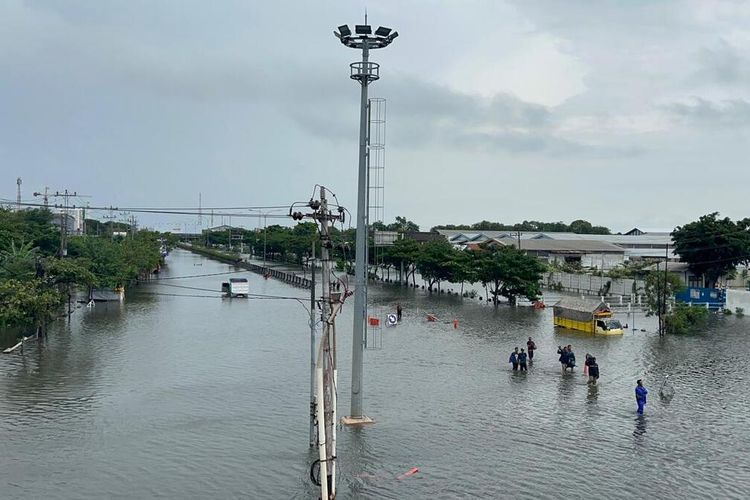 Banjir di Jalan Kaligawe Semarang: Kelurahan Trimulyo Menghadapi Krisis