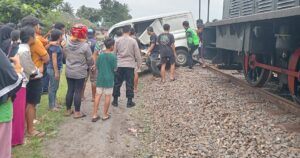 Kecelakaan Kereta Api Wisata Ambarawa: Minibus Ditabrak Saat Melintasi Jalur Tanpa Palang