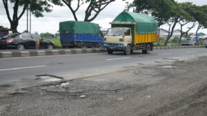 Kecelakaan Maut di Pantura Demak, Wanita Pengendara Motor Terlindas Truk Kontainer