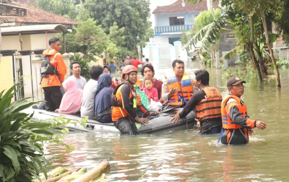 Polres Jepara: Membantu Warga Terdampak Banjir dengan Evakuasi dan Layanan Kesehatan