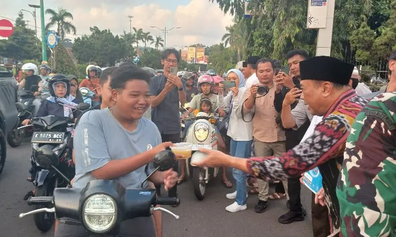 Pemkab Jepara Bagikan Ratusan Takjil Gratis: Berbagi Kebaikan di Bulan Suci